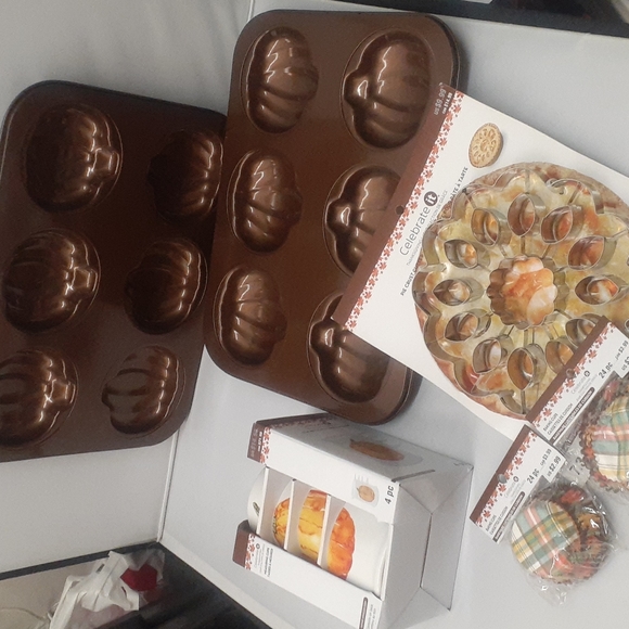 * 4 Pc NORDIC WARE FALL Mini PUMPKIN CAKE PAN & Baking measure cup Pie Top… - Picture 2 of 2